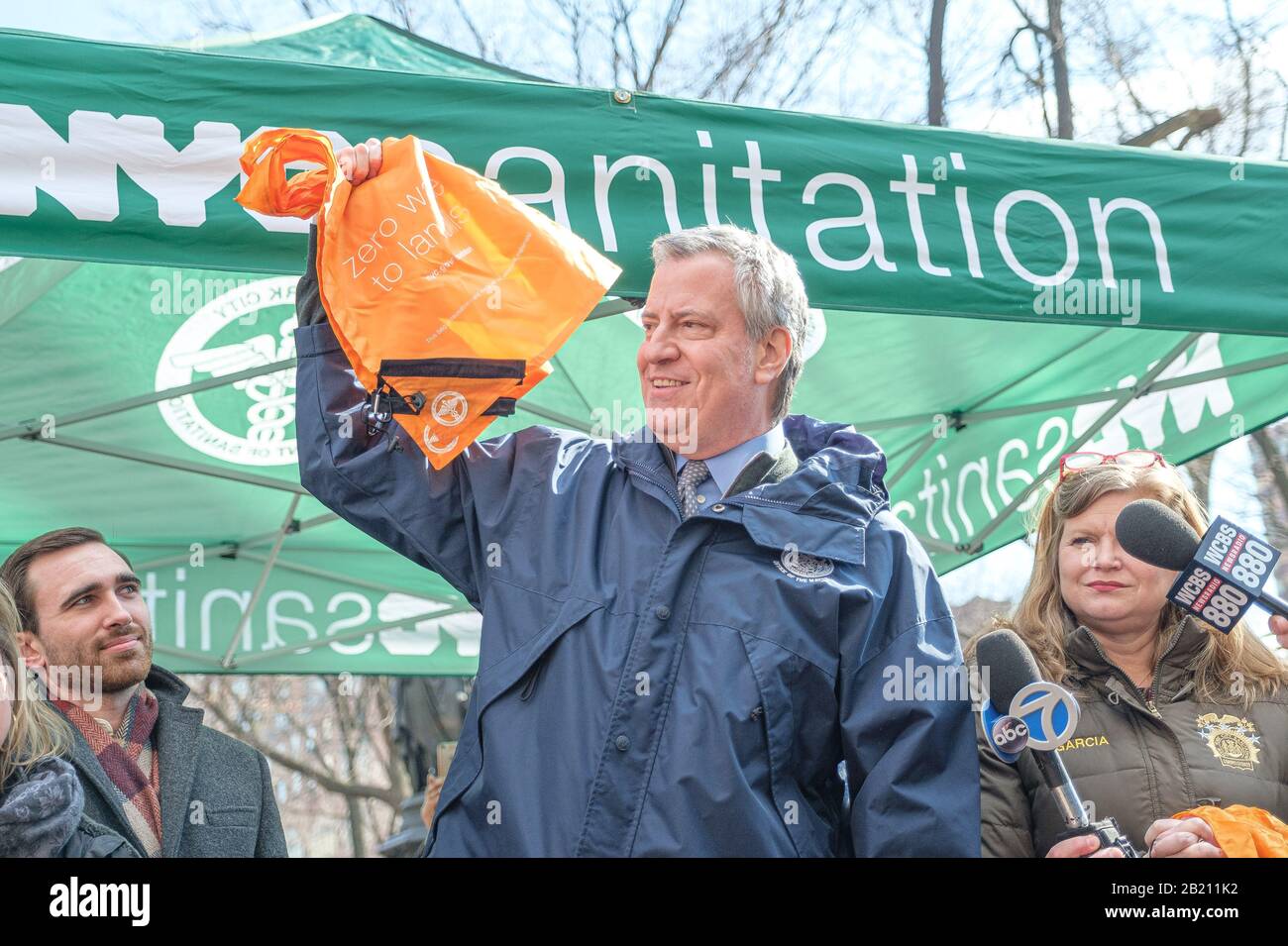New York, États-Unis. 28 février 2020. Le 28 février 2020, avant l'interdiction à l'échelle de l'État de New York sur les sacs à provisions en plastique à usage unique, le maire de New York Bill de Blasio est présent lors d'un événement de lancement à Union Square Park à New, NY, États-Unis. Après avoir prononcé de brèves remarques, le maire a rejoint les agents de l'assainissement de New York en distribuant des sacs à provisions réutilisables au public. (Photo D'Albin Lohr-Jones/Sipa Usa) Crédit: Sipa Usa/Alay Live News Banque D'Images