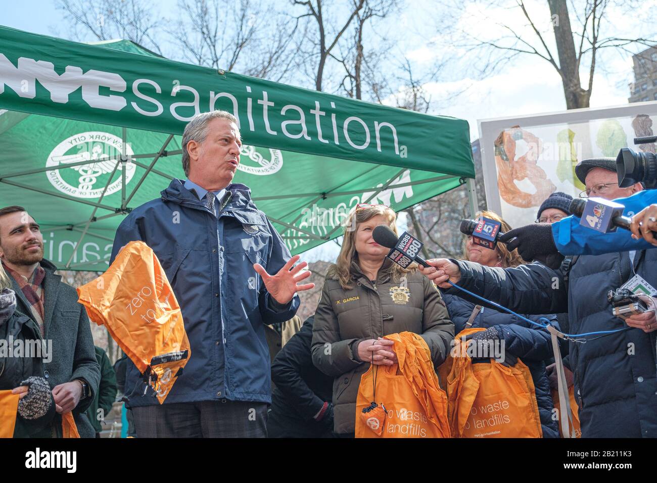 New York, États-Unis. 28 février 2020. Le 28 février 2020, avant l'interdiction à l'échelle de l'État de New York sur les sacs à provisions en plastique à usage unique, le maire de New York Bill de Blasio est présent lors d'un événement de lancement à Union Square Park à New, NY, États-Unis. Après avoir prononcé de brèves remarques, le maire a rejoint les agents de l'assainissement de New York en distribuant des sacs à provisions réutilisables au public. (Photo D'Albin Lohr-Jones/Sipa Usa) Crédit: Sipa Usa/Alay Live News Banque D'Images