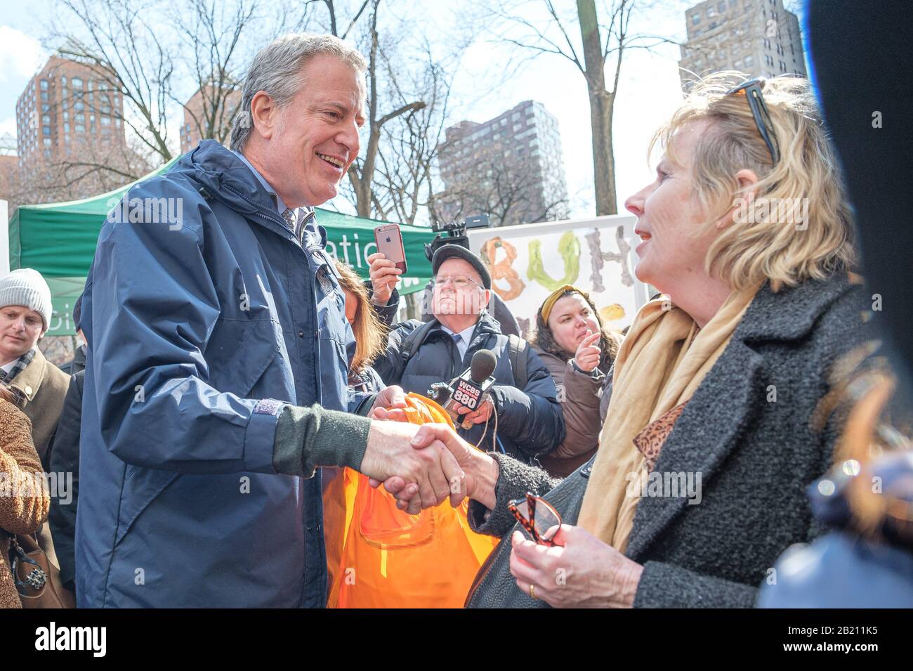 New York, États-Unis. 28 février 2020. Le 28 février 2020, avant l'interdiction à l'échelle de l'État de New York sur les sacs à provisions en plastique à usage unique, le maire de New York Bill de Blasio est présent lors d'un événement de lancement à Union Square Park à New, NY, États-Unis. Après avoir prononcé de brèves remarques, le maire a rejoint les agents de l'assainissement de New York en distribuant des sacs à provisions réutilisables au public. (Photo D'Albin Lohr-Jones/Sipa Usa) Crédit: Sipa Usa/Alay Live News Banque D'Images