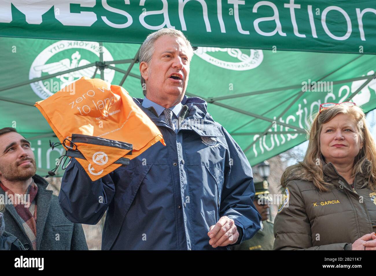 New York, États-Unis. 28 février 2020. Le 28 février 2020, avant l'interdiction à l'échelle de l'État de New York sur les sacs à provisions en plastique à usage unique, le maire de New York Bill de Blasio est présent lors d'un événement de lancement à Union Square Park à New, NY, États-Unis. Après avoir prononcé de brèves remarques, le maire a rejoint les agents de l'assainissement de New York en distribuant des sacs à provisions réutilisables au public. (Photo D'Albin Lohr-Jones/Sipa Usa) Crédit: Sipa Usa/Alay Live News Banque D'Images
