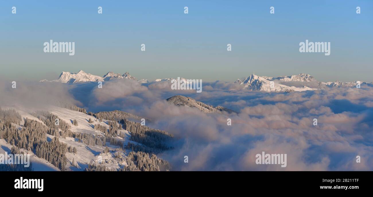 Vue depuis le Hohe Salve, à droite Kitzbuehler Horn, à gauche Loferer Steinberge, panorama sur la montagne en hiver, les sommets de montagne qui s'élèvent au-dessus de la couverture nuageuse Banque D'Images