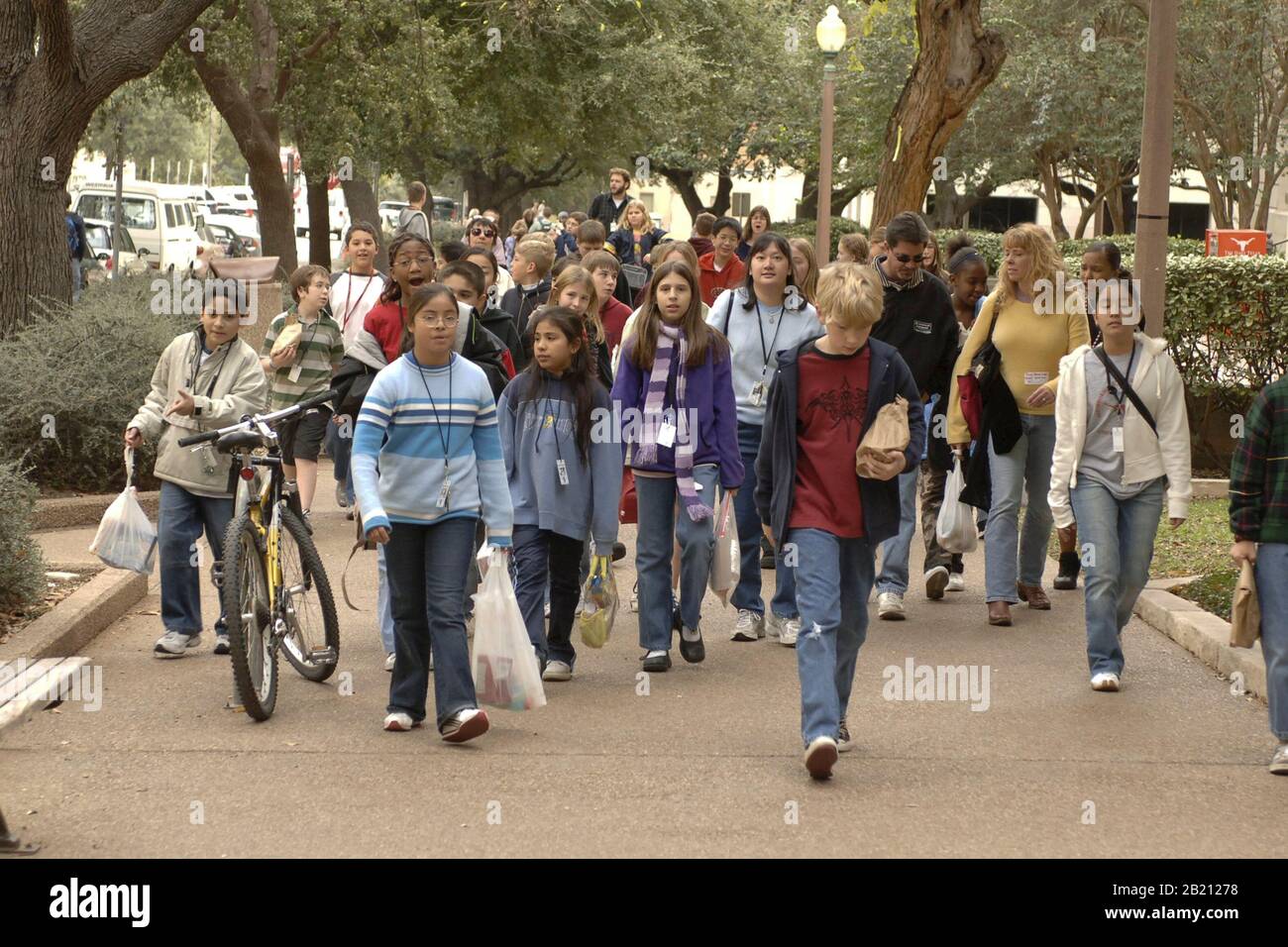 Austin, Texas, novembre 2005 ; élèves du secondaire de sixième année sur le terrain à l'Université du Texas à Austin qui comprenait une visite à pied du campus et une visite d'un musée. ©Bob Daemmrich Banque D'Images