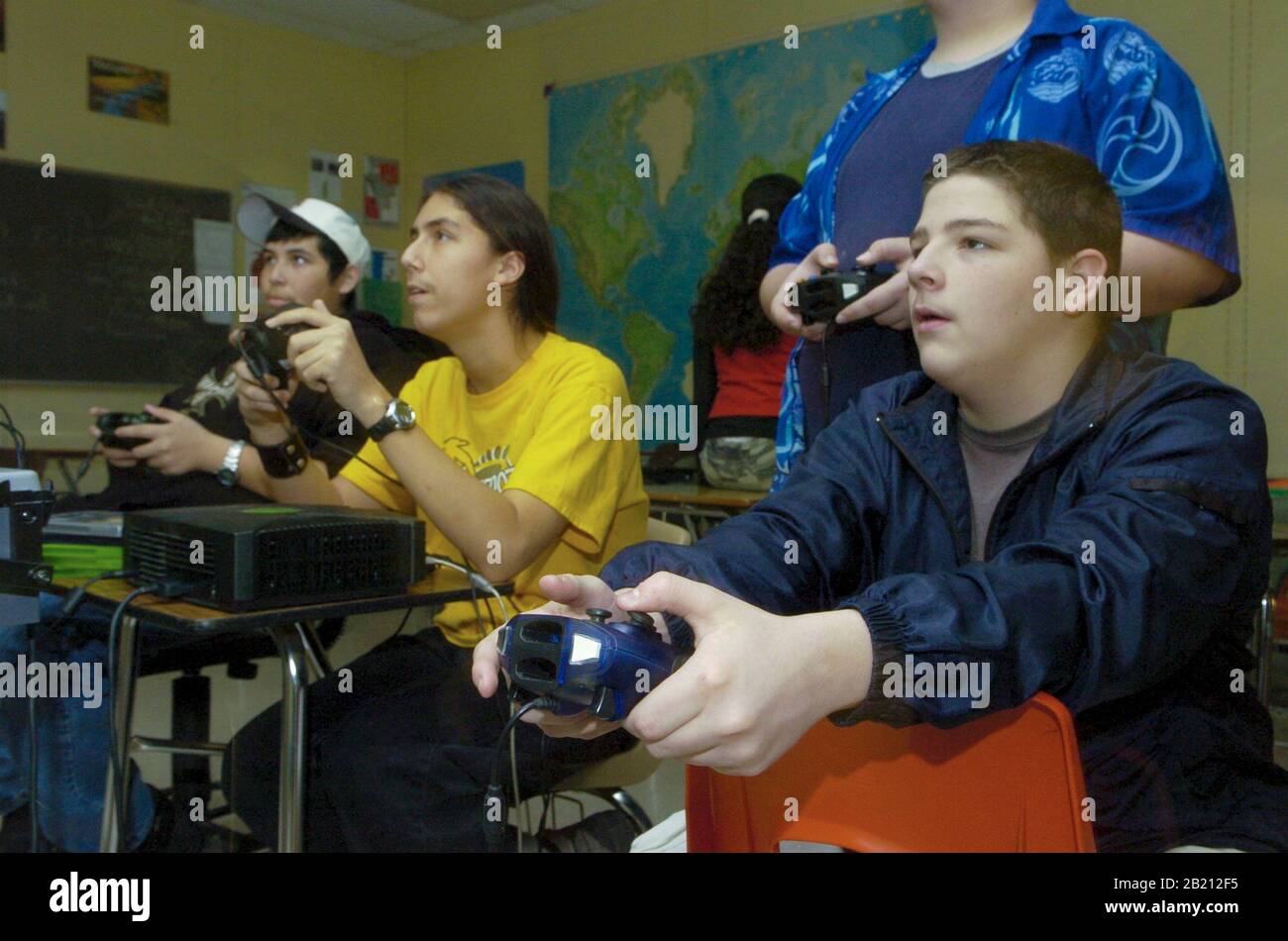 5 février 2005, Austin, Texas États-Unis : Club de jeu informatique post-scolaire à la Travis High School où les élèves apprennent de nouveaux jeux et des parcours de carrière possibles dans l'industrie du jeu. ©Bob Daemmrich Banque D'Images