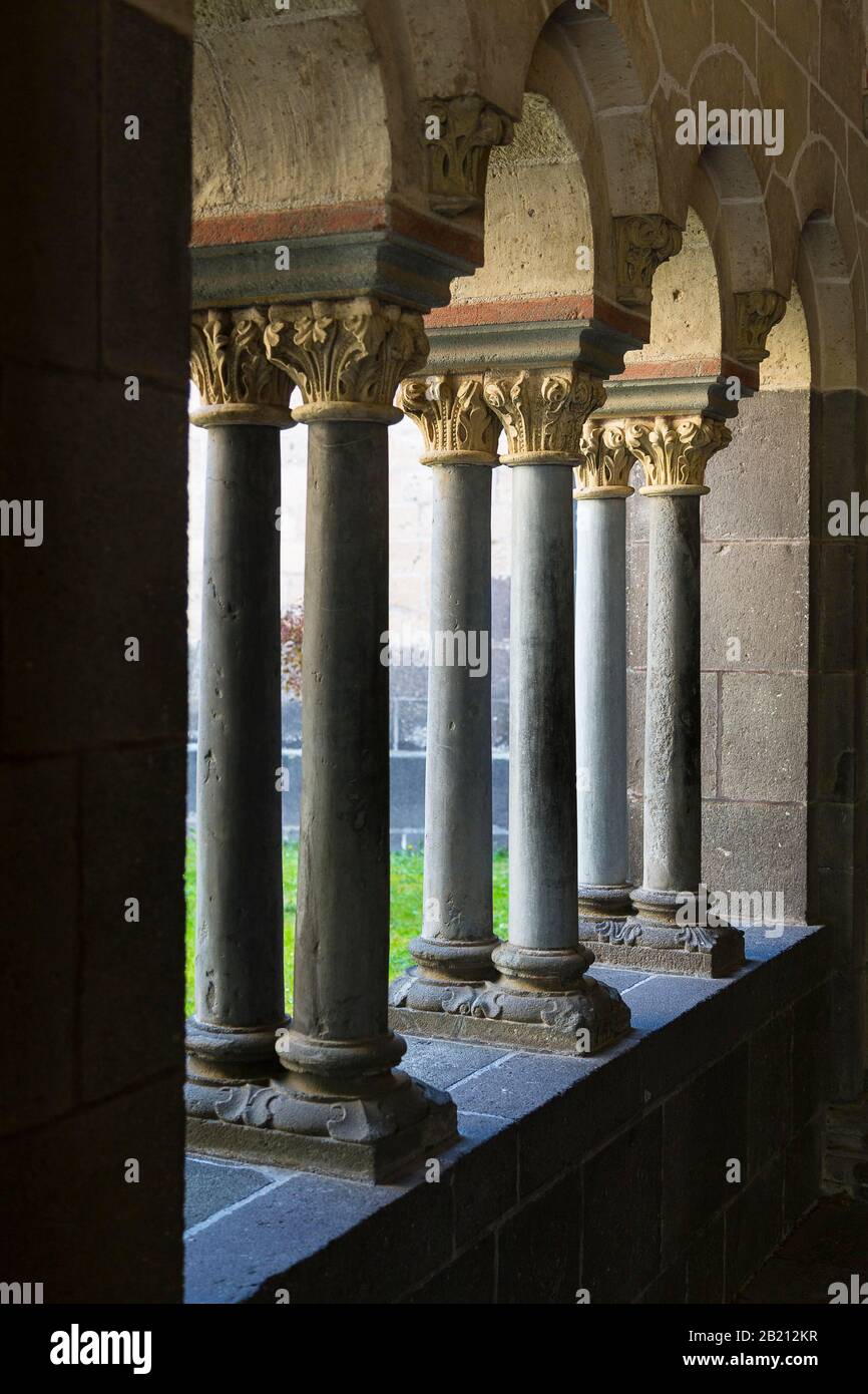 Colonnes dans le cloître, église du monastère de Laacher Muenster, monastère de Maria Laach, Eifel, Rhénanie-Palatinat, Allemagne Banque D'Images