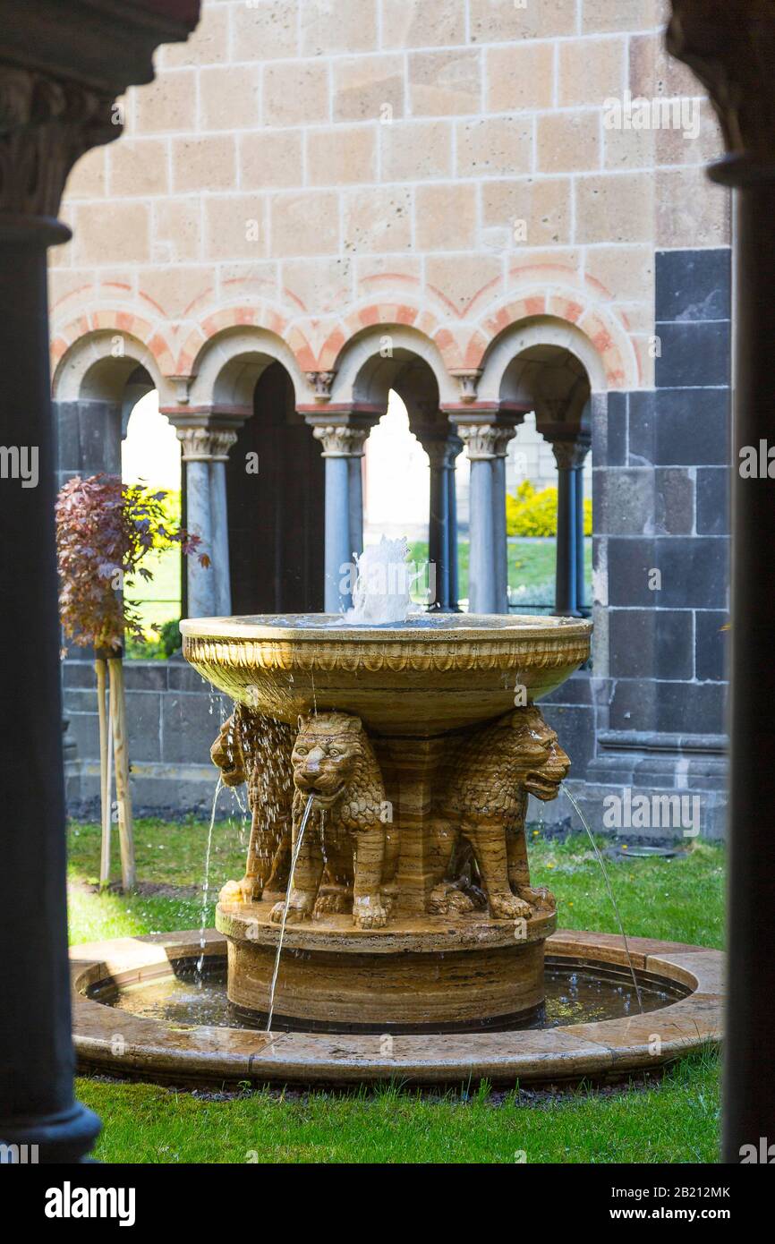 Fontaine du Lion dans le jardin fermé du paradis, entouré par le cloître, église du monastère, monastère de Maria Laach, Eifel, Rhénanie-Palatinat Banque D'Images