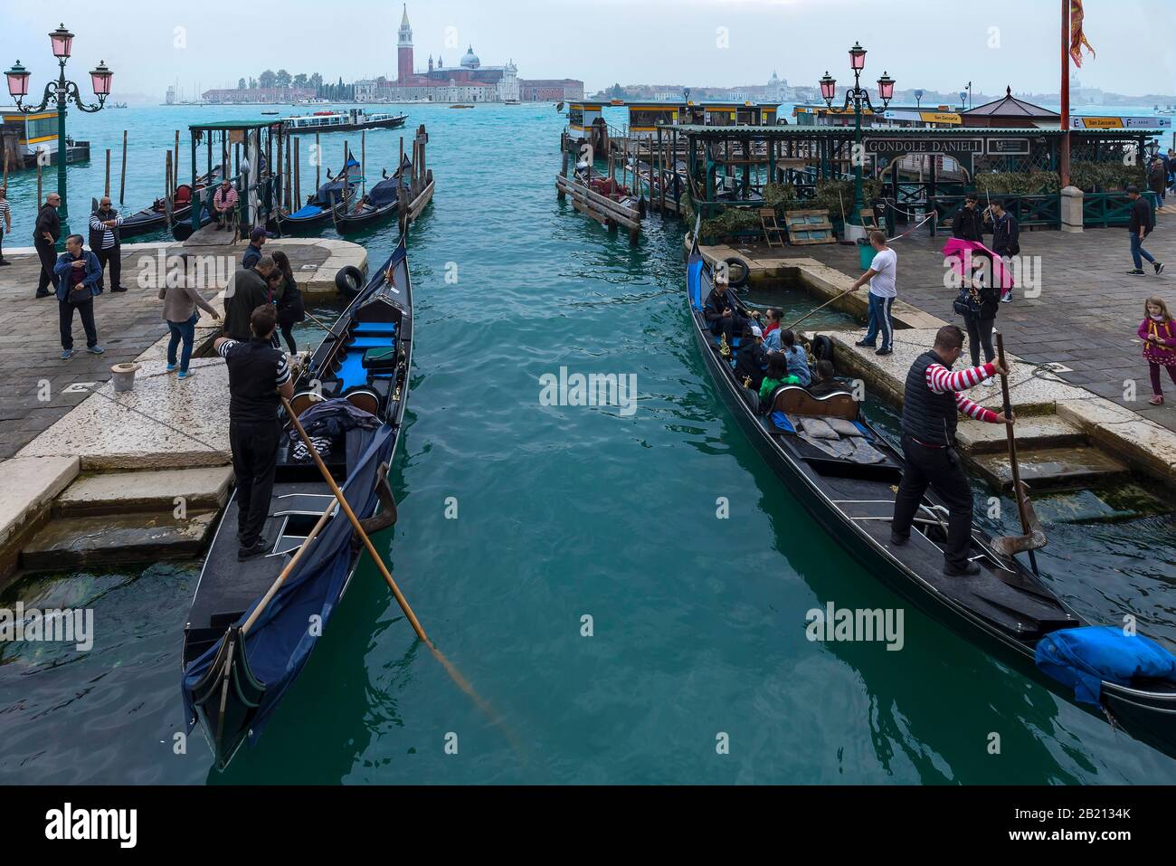 Gondoles avec touristes, derrière l'île de San Giorgio Maggiore, Venise, Vénétie, Italie Banque D'Images