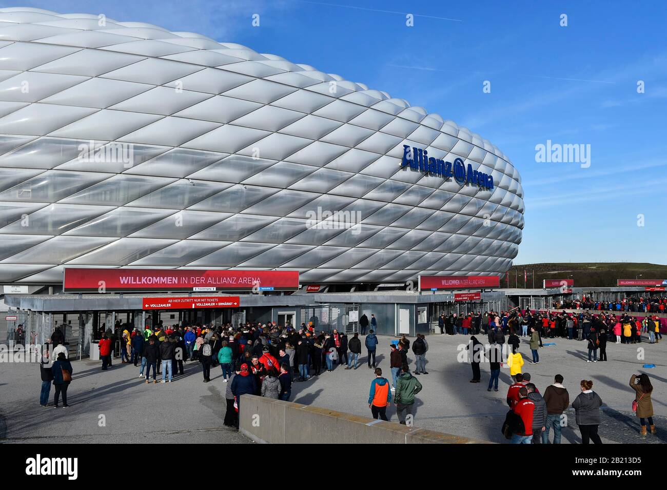 Spectateurs en attente d'entrée, Allianz Arena, Munich, Bavière, Allemagne Banque D'Images