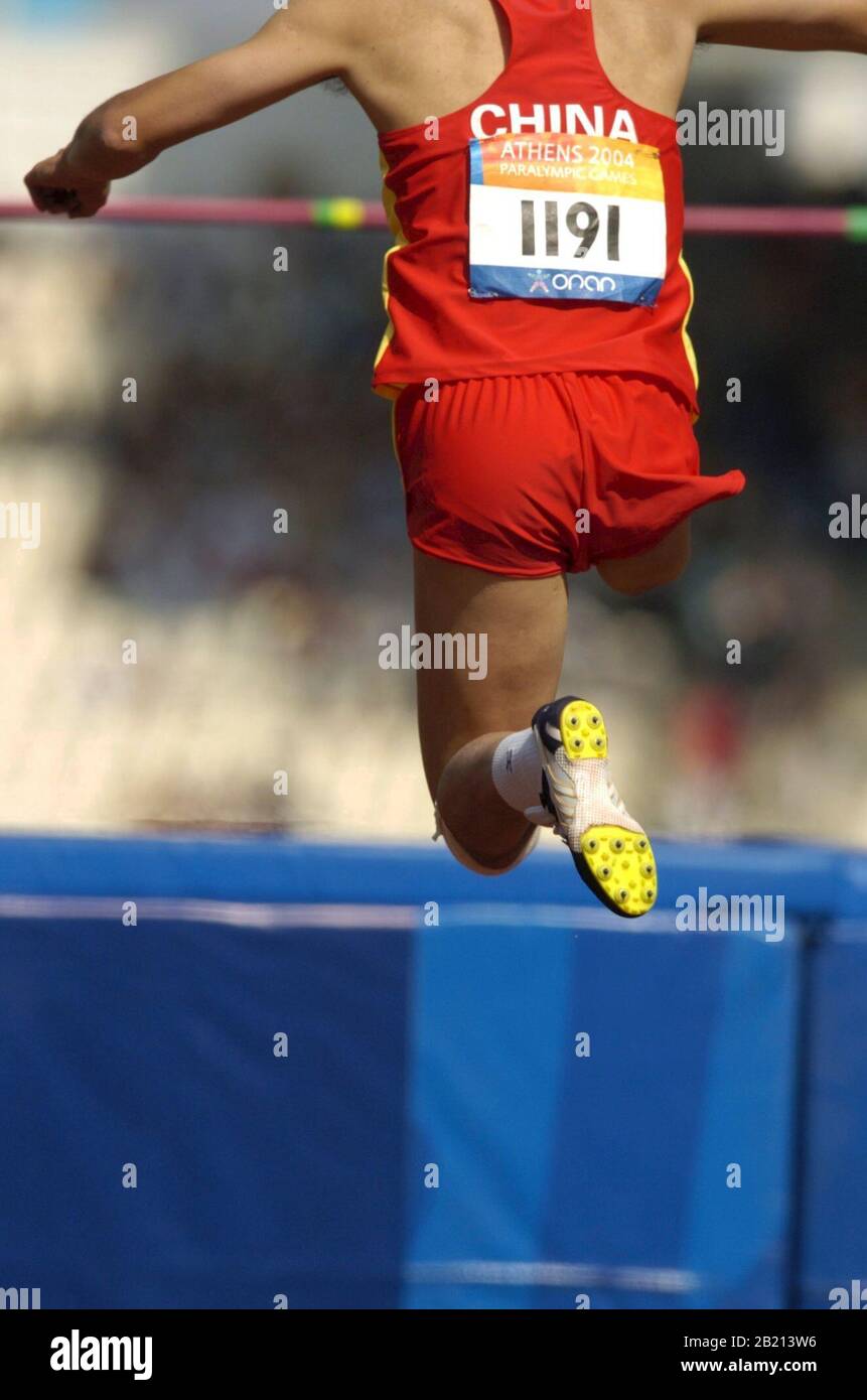 Athènes, Grèce 23SEP04: Le Wei Zhong Guo de Chine se dirige vers le saut en hauteur pour la deuxième place dans la compétition F42 aux Jeux paralympiques d'Athènes, Grèce. ©Bob Daemmrich Banque D'Images