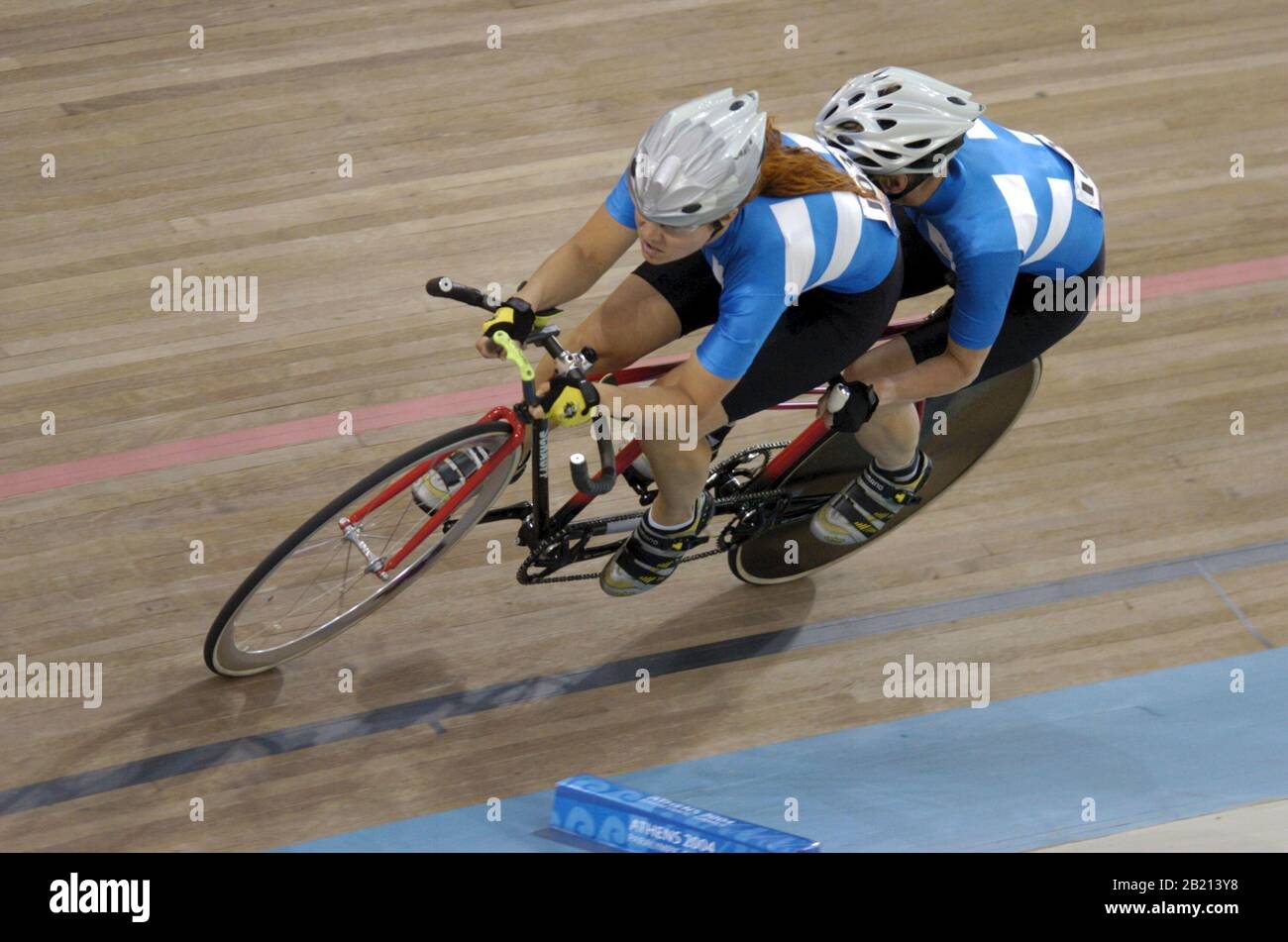 Athènes, Grèce 18SEP04: L'action dans les essais de temps des femmes sur piste couverte aux Jeux paralympiques d'Athènes. Le pilote à l'arrière est aveugle, le pilote à l'avant est le pilote. ©Bob Daemmrich Banque D'Images