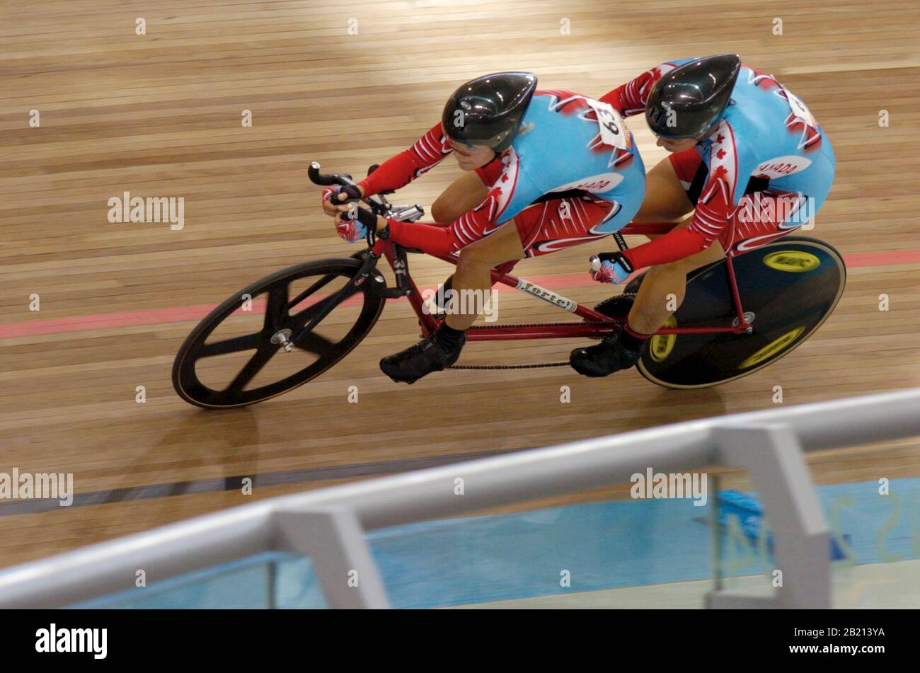 Athènes, Grèce 18SEP04: La pilote Lisa Sweeney guide le cycliste aveugle Shawn Marsolais du Canada dans l'épreuve d'équipe FÉMININE DE 1 KM au cyclisme sur piste aux Jeux paralympiques. ©Bob Daemmrich Banque D'Images