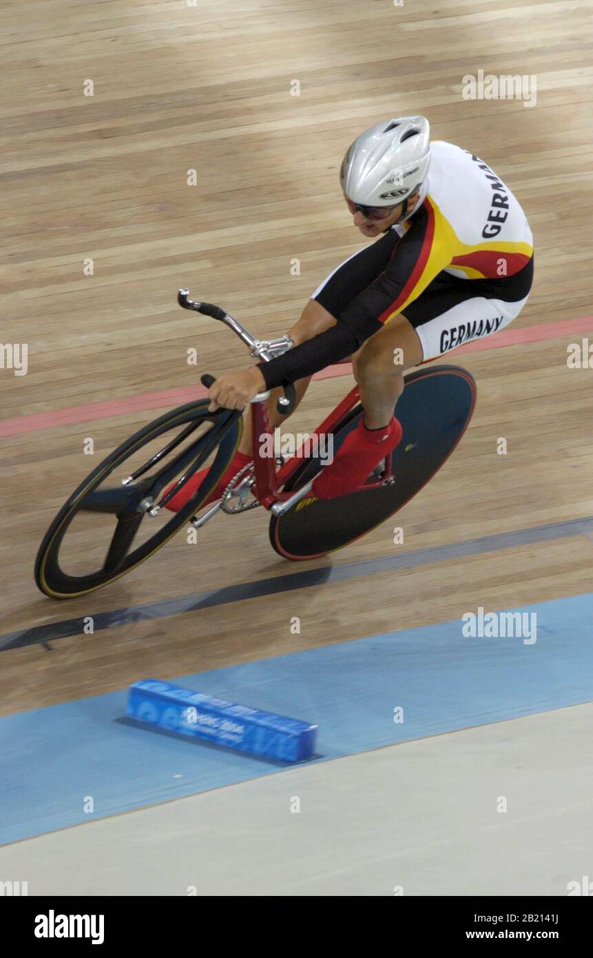 Guenter Brechtel, d'Allemagne, a terminé le deuxième tour du cycle de qualification individuel de 4 km de la course à vélo LC1 pour hommes aux Jeux paralympiques d'Athènes. ©Bob Daemmrich Banque D'Images