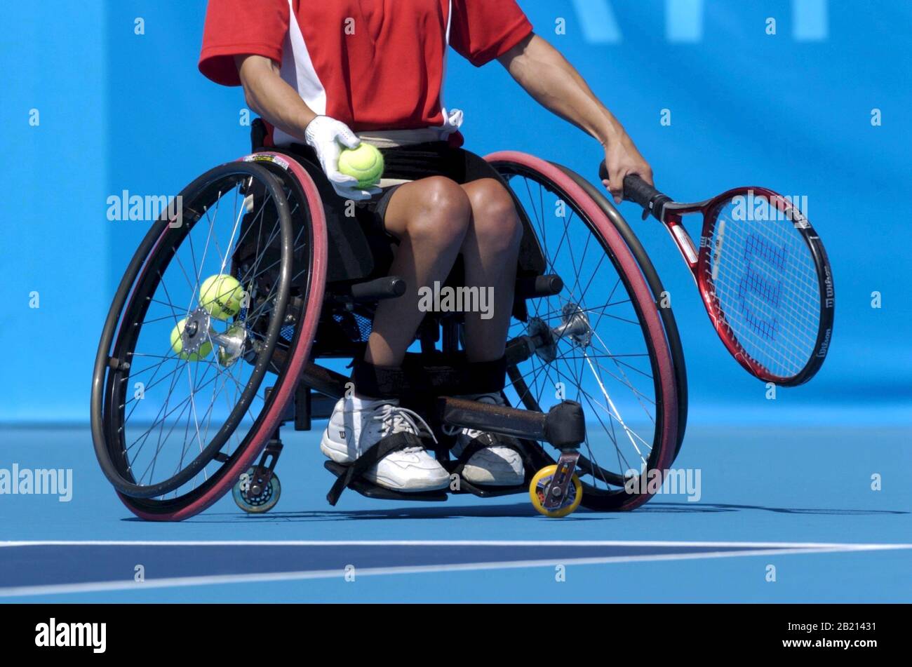 Athènes, Grèce 18SEP04: Une joueuse canadienne de tennis féminine se livre en fauteuil roulant aux Jeux paralympiques d'Athènes. ©Bob Daemmrich Banque D'Images
