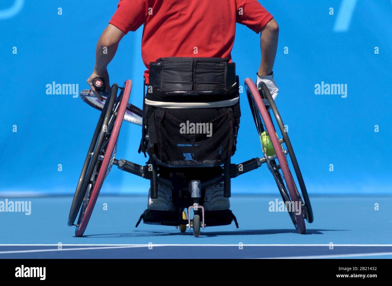 Athènes, Grèce 18SEP04: Une joueuse canadienne de tennis féminine se livre en fauteuil roulant aux Jeux paralympiques d'Athènes. ©Bob Daemmrich Banque D'Images