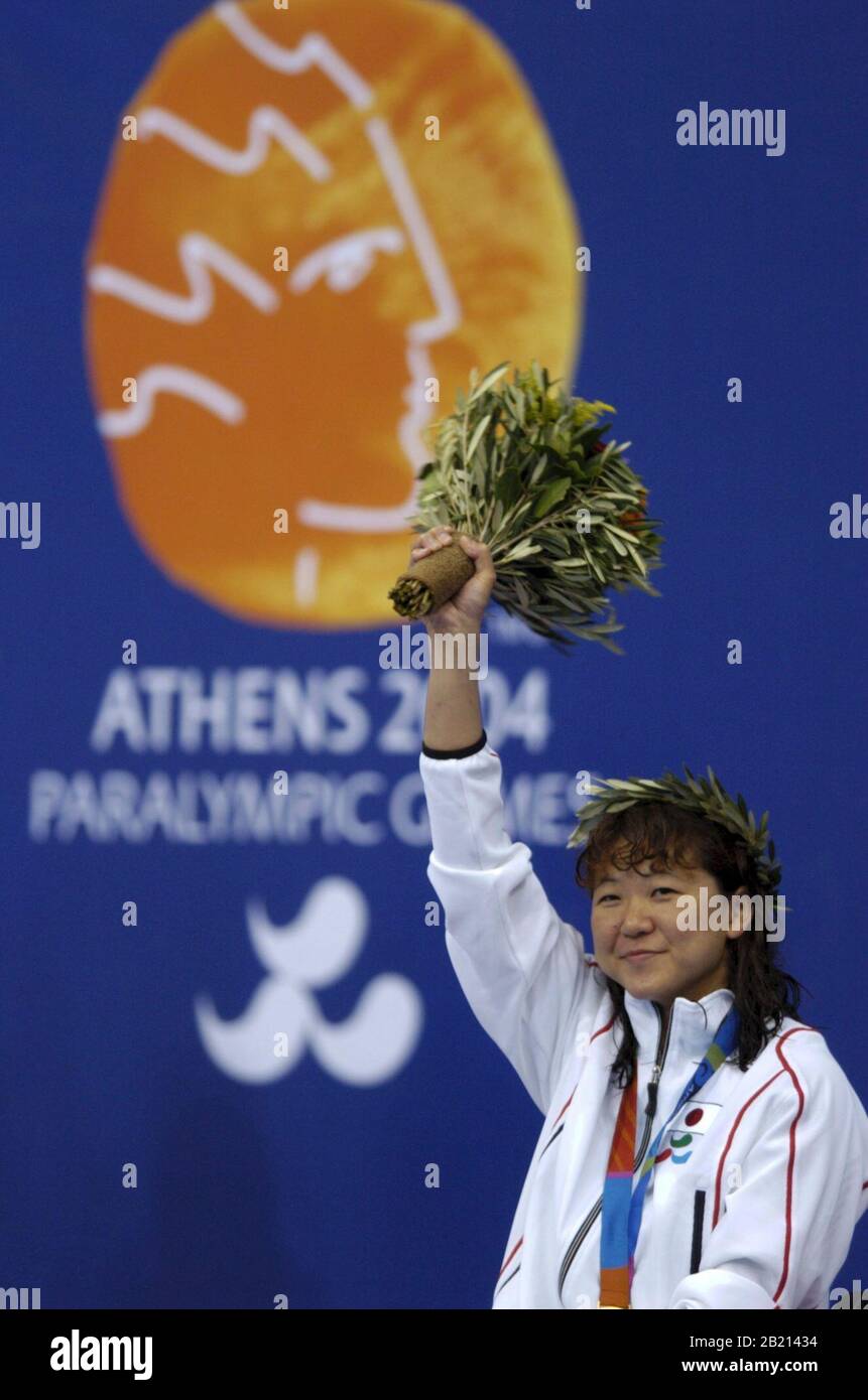 Athènes, Grèce 18SEP04: Le nageur Mayumi Narita du Japon élève un bouquet sur le stand des prix après avoir remporté l'une des 7 médailles d'or aux Jeux paralympiques d'Athènes. Photo de Bob Daemmrich Banque D'Images