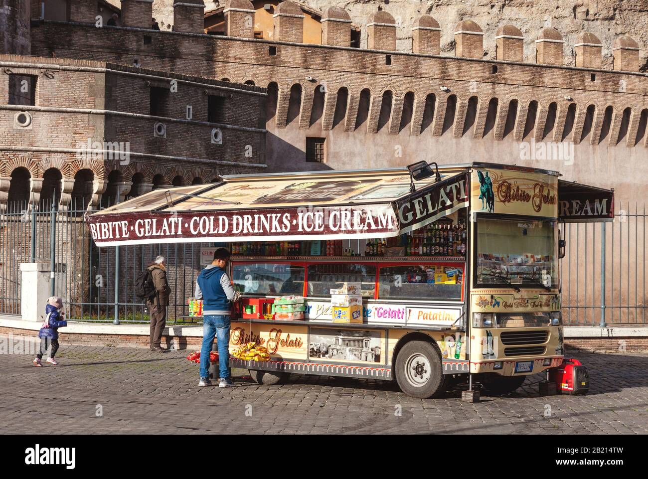 Un camion de cuisine mobile coloré qui vend des en-cas, des boissons et des glaces dans le centre historique de Rome, en Italie Banque D'Images