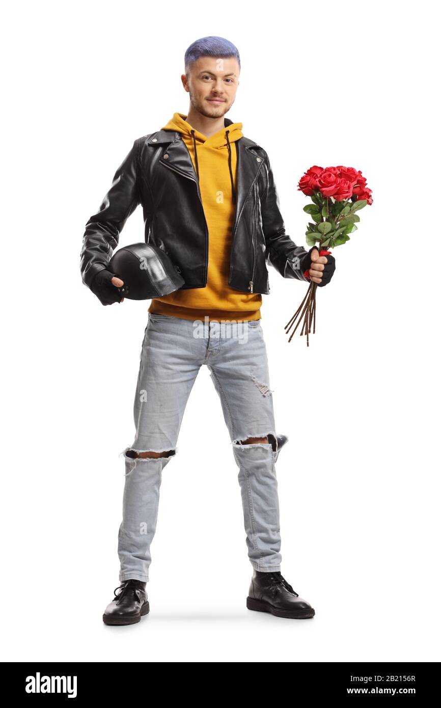 Jeune homme branché tenant un casque et une bande de roses rouges isolées sur fond blanc Banque D'Images