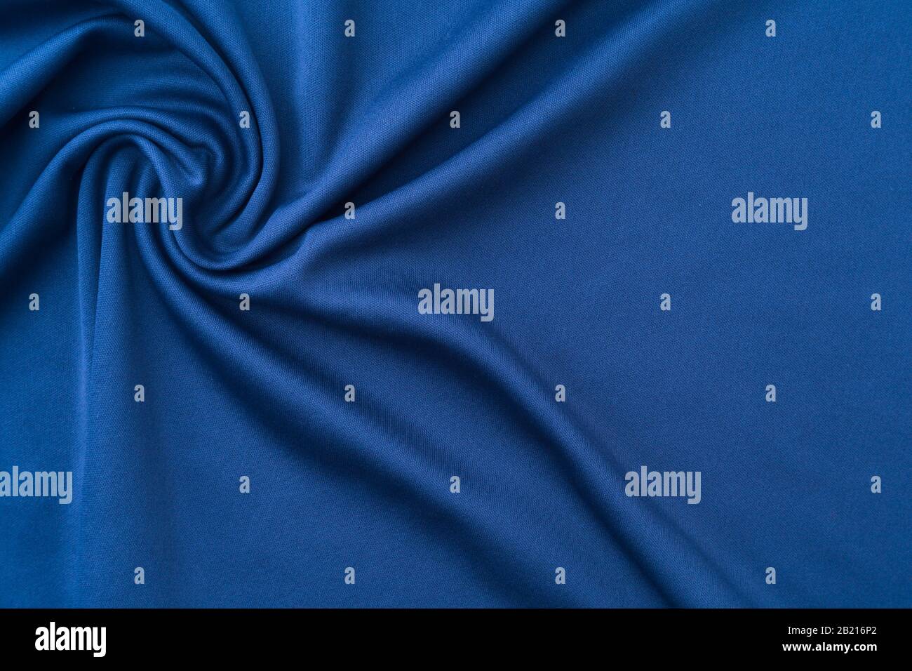 Tissu bleu foncé tricoté. Arrière-plan abstrait en tissu froissé. Banque D'Images