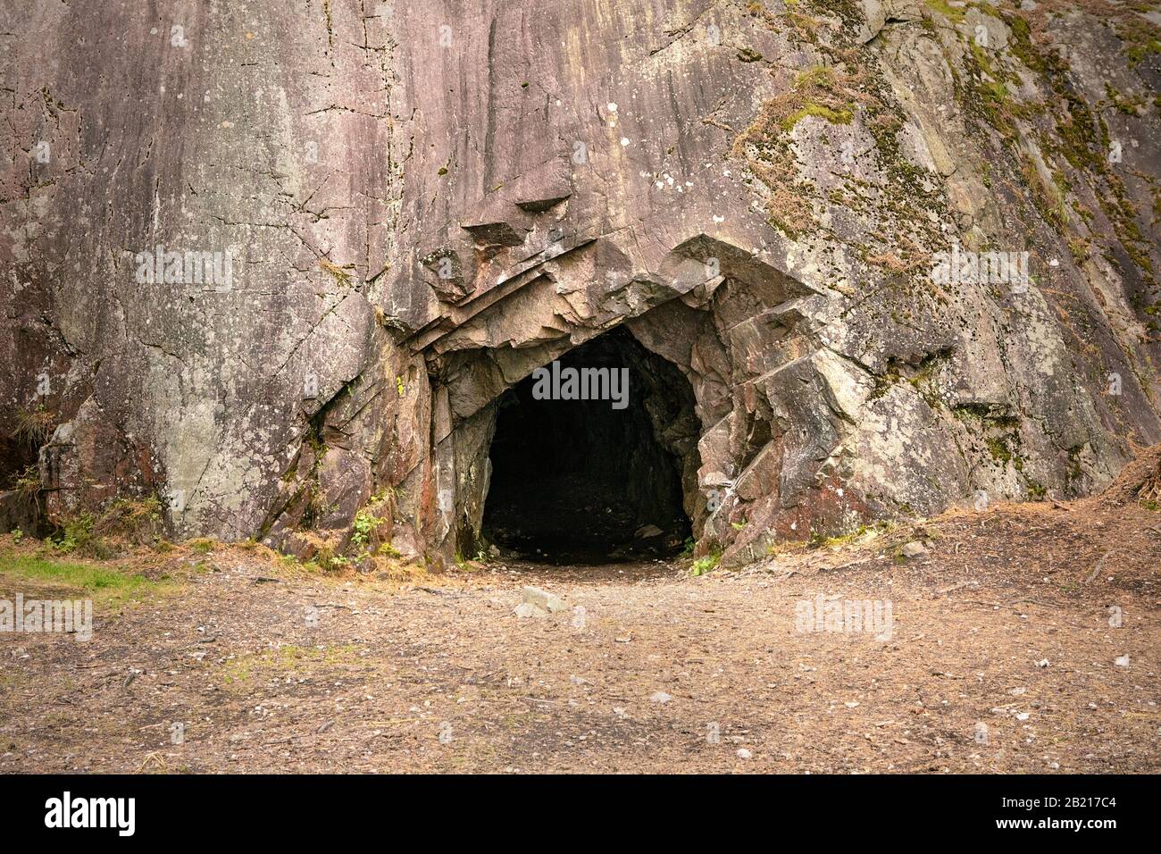 Trou dans la grotte de pierre Banque de photographies et d’images à — free download
