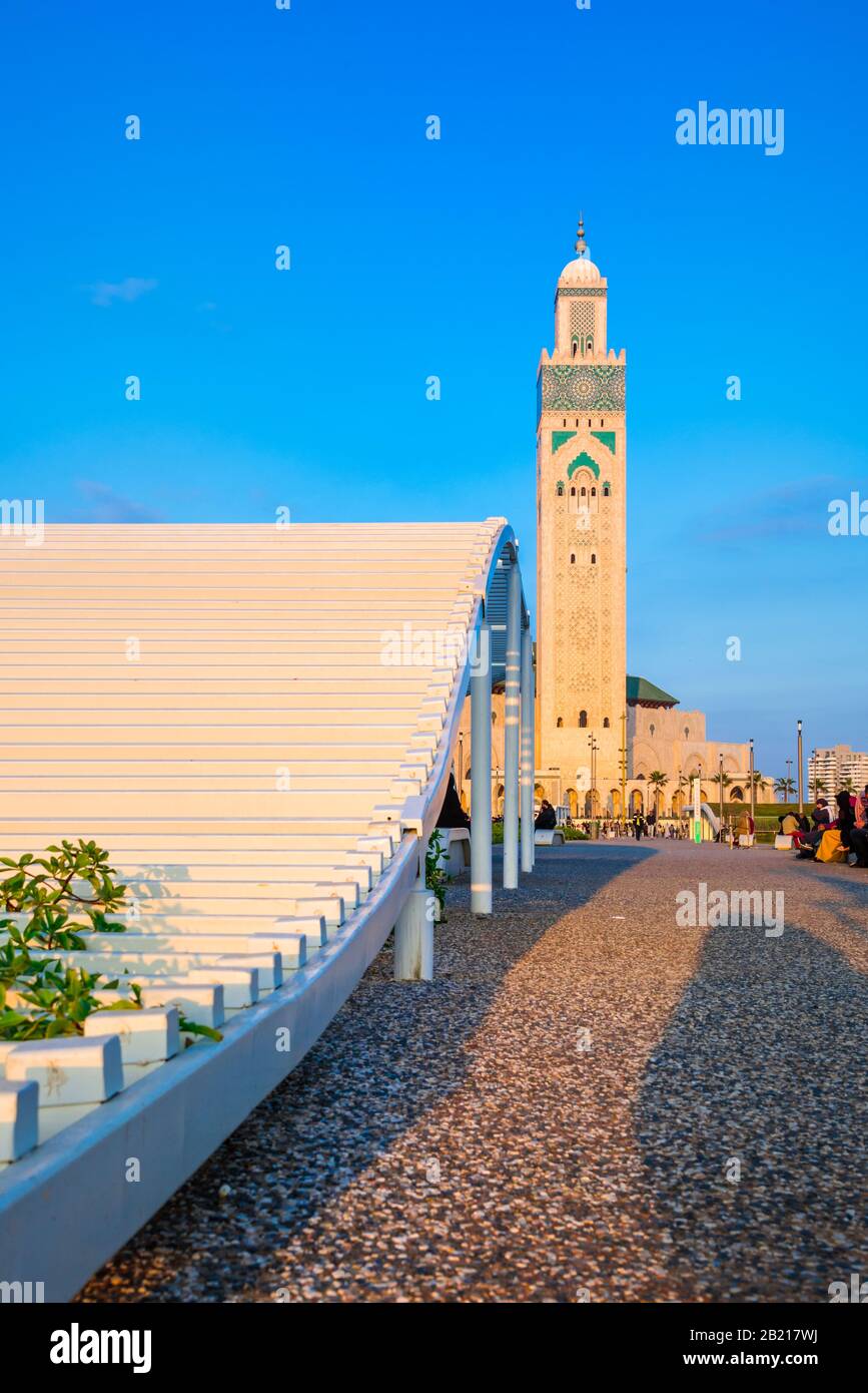 La Mosquée Hassan II est une mosquée de Casablanca, au Maroc. C'est la plus grande mosquée du Maroc avec le minaret le plus haut au monde. Banque D'Images