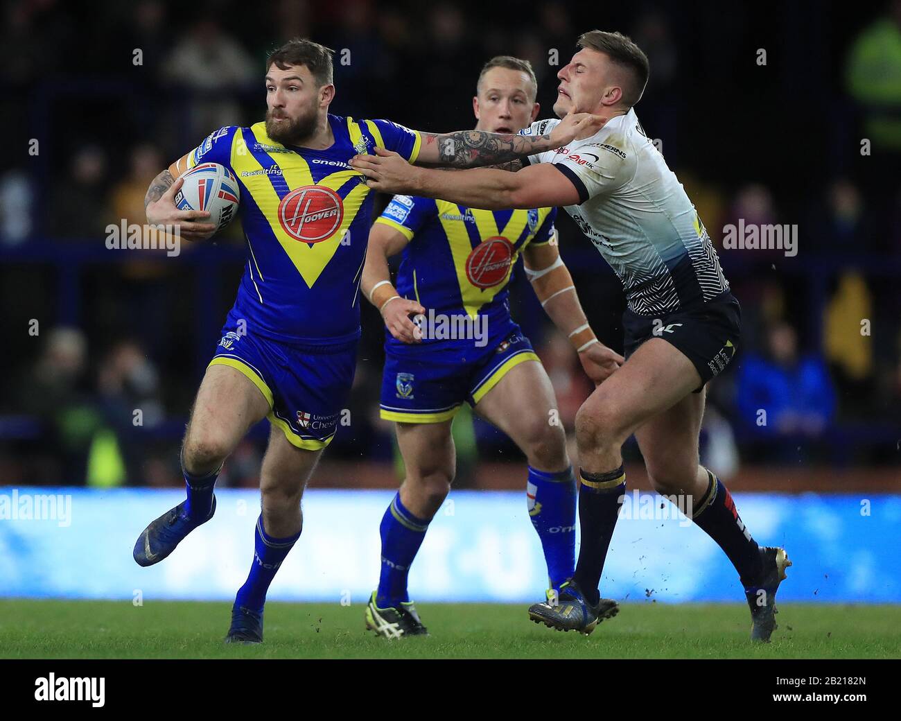 Le Chancelier Alex Mellor De Leeds Rhinos S'Attaque À Daryl Clark De Warrington Wolves Lors Du Match De La Super League De Betfred Au Stade Emerald Headingley, À Leeds. Banque D'Images