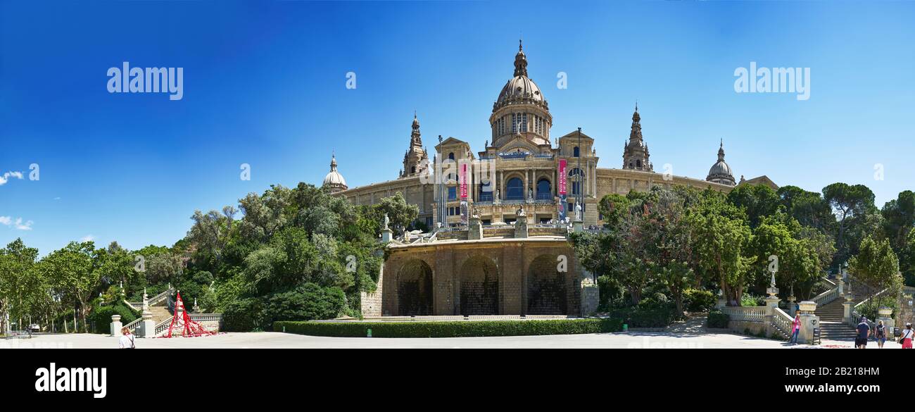 Barcelone, ESPAGNE - 13 MAI 2017 : vue panoramique de Montjuic avec le bâtiment Palau Nacional, qui abrite le Musée national d'Art, à Barcelone. Banque D'Images