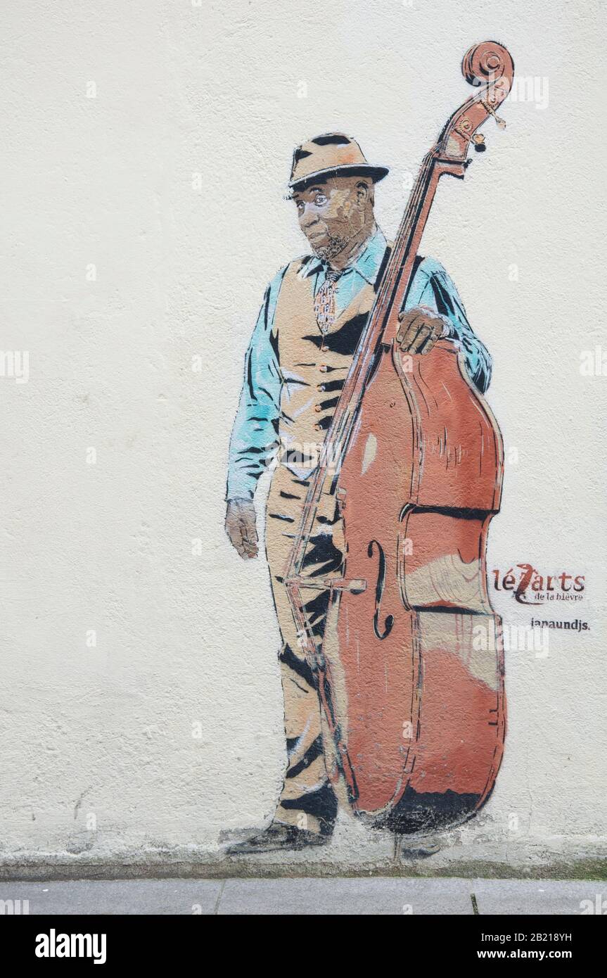 Photo de jazz double bassiste Farris Smith Jr. Par pochoir artistes connus sous le nom de janaundjs. Graffiti Street art dans le quartier de la Butte aux Cailles. Paris. Banque D'Images