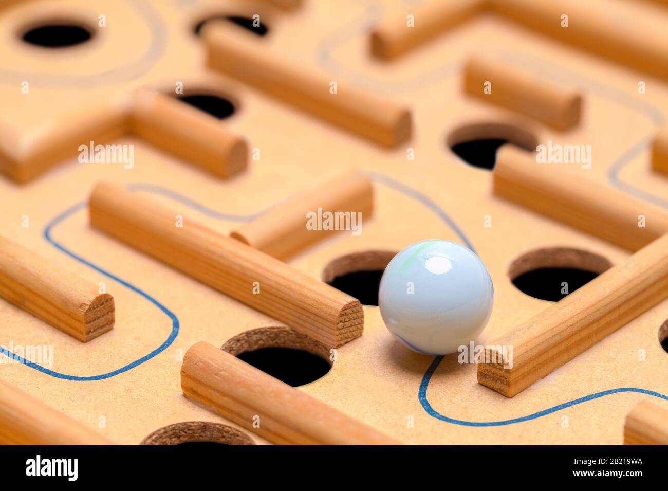 Labyrinthe De Billes De Bois Avec Trous De Piège Et Chemin. Banque D'Images