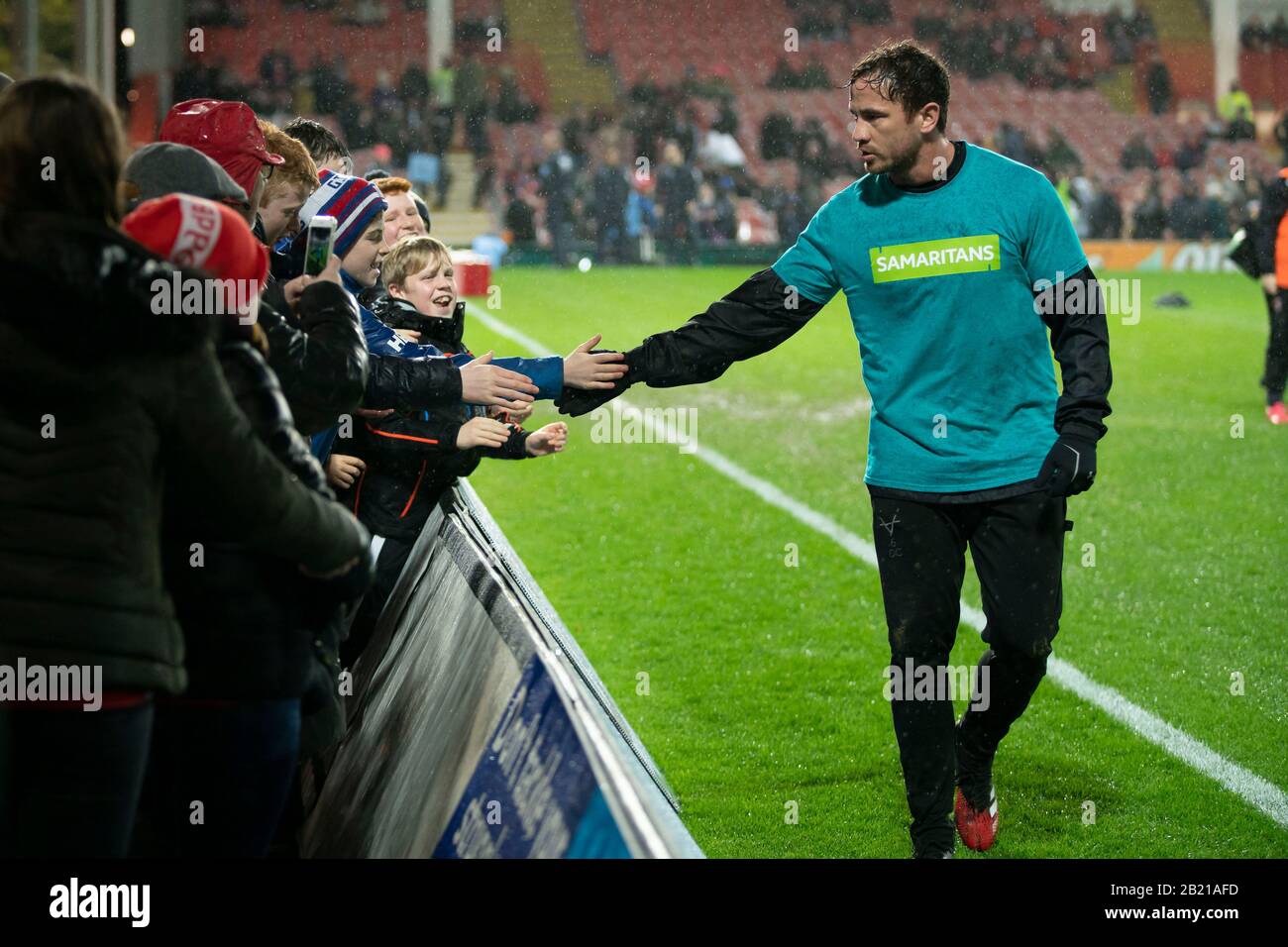 Danny Cipriani porte un haut de Samaritans pendant ce soir??s match contre sale Sharks, en mémoire de Caroline Flack. Banque D'Images