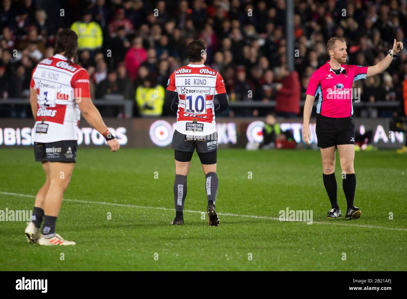 USAGE éditorial SEULEMENT Danny Cipriani et ses coéquipiers de rugby Gloucester portent des chemises commémoratives en relief avec les mots "Be Kind" ce soir???s jeu contre Sale Sharks, en mémoire de Caroline Flack. Banque D'Images