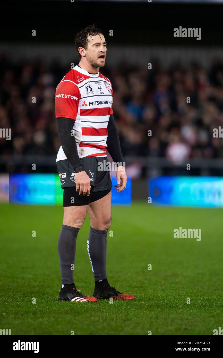 USAGE éditorial SEULEMENT Danny Cipriani porte un maillot commémoratif en relief avec les mots "Be Kind" pendant ce soir???s jeu contre Sale Sharks, en mémoire de Caroline Flack. Banque D'Images