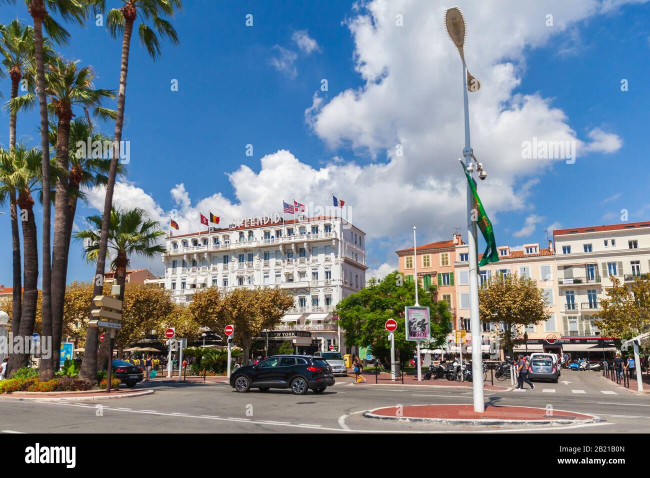 Cannes, France - 14 août 2018 : Boulevard de la Croisette, vue sur la rue de Cannes, jour ensoleillé de l'été. Les gens ordinaires marchent dans la rue près de l'hôtel Spl Banque D'Images