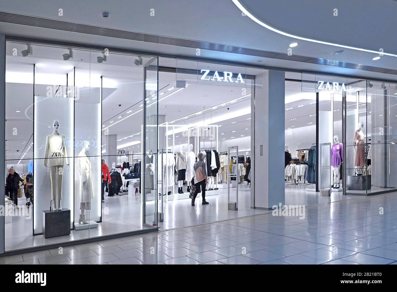 Zara Fast fashion habits commerce de détail open plan boutique entrée à l'Intu Lakeside shopping Mall High key Lighting Store Thurrock Angleterre Royaume-Uni Banque D'Images