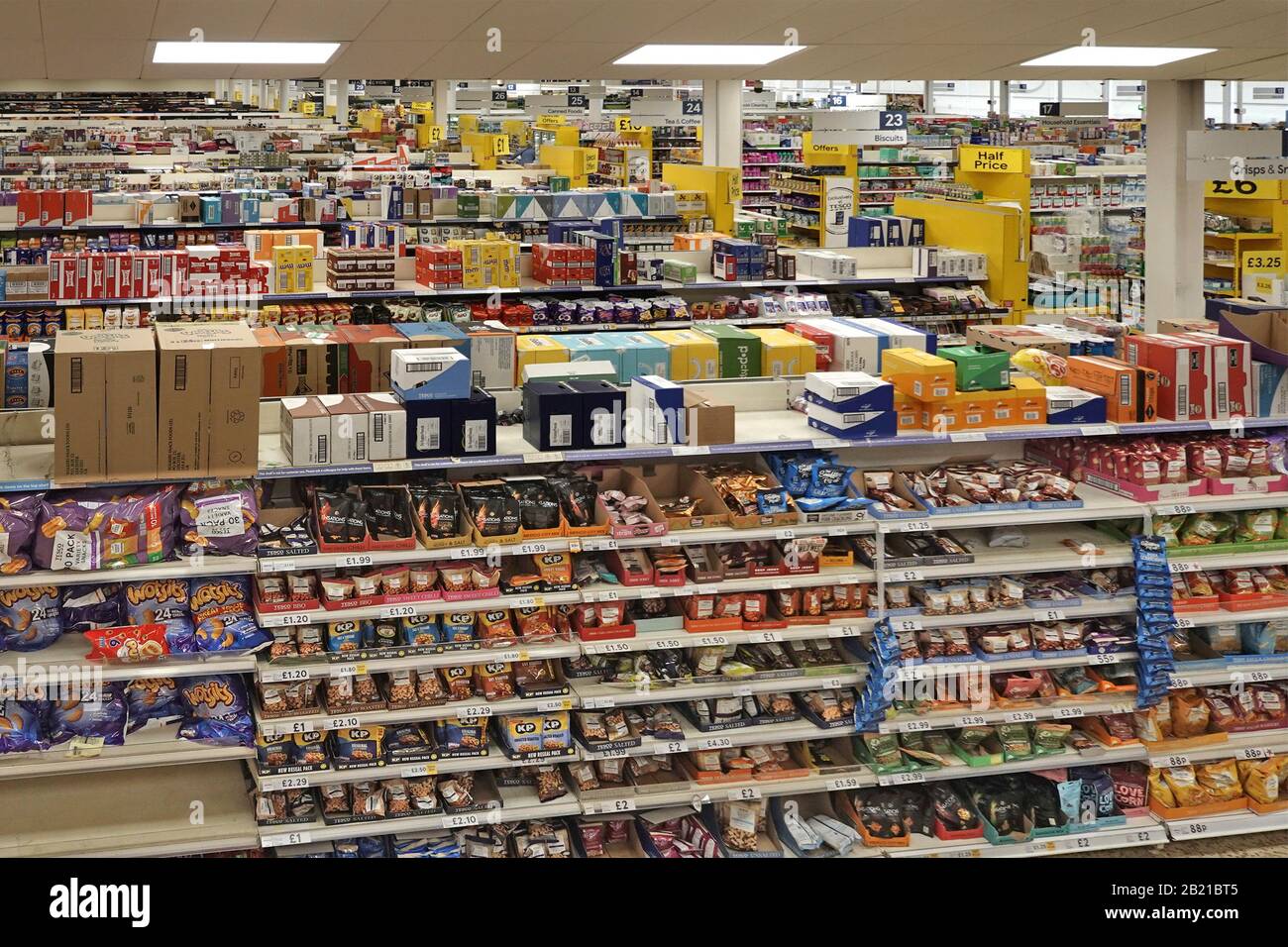 Vue d'emballage de boîte en carton surstock d'étagère supérieure au-dessus des étagères dans les grandes allées de supermarché alimentaire produits à vendre intérieur Londres Angleterre Royaume-Uni Banque D'Images