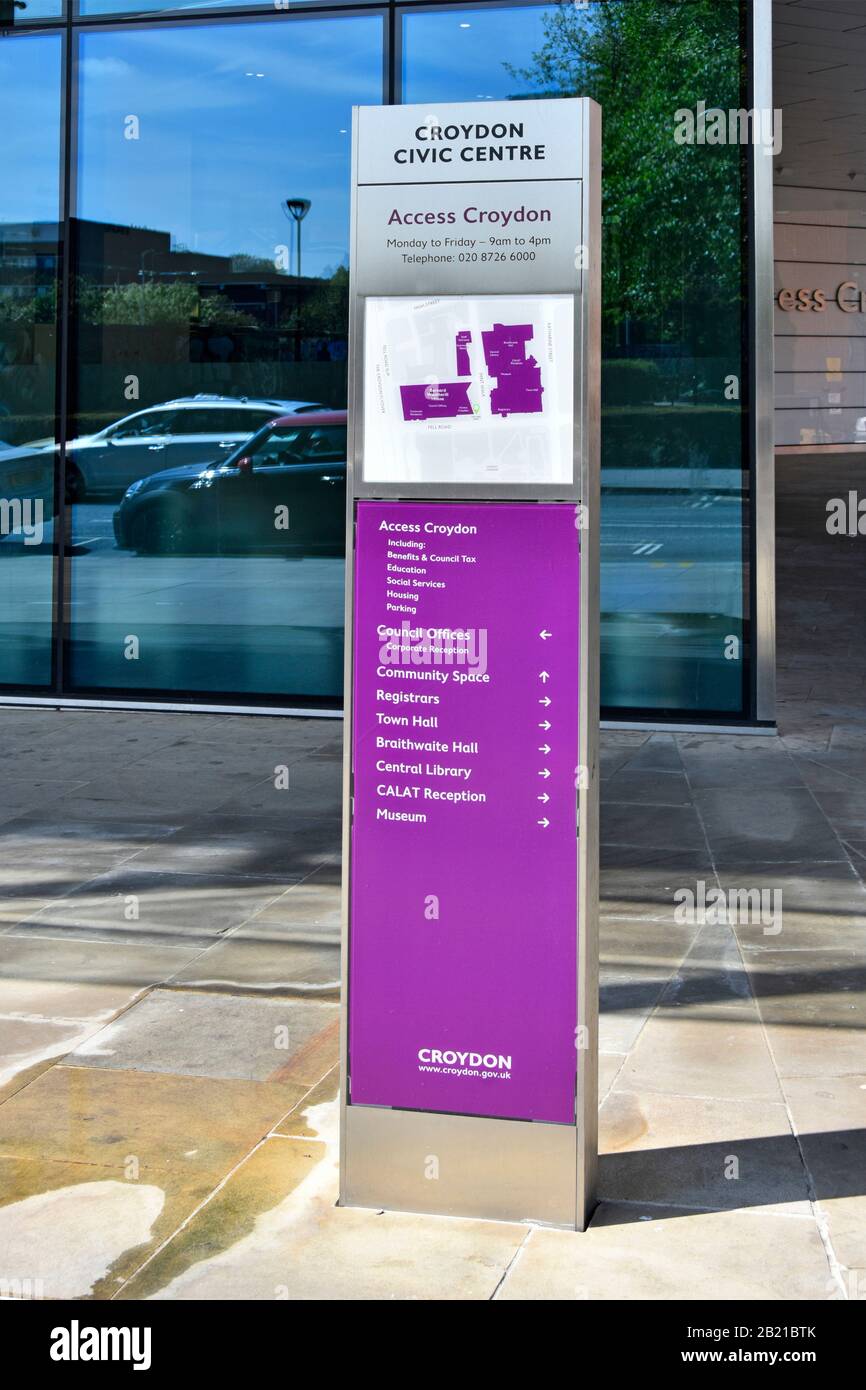 En dehors des bureaux du centre civique de Croydon un panneau d'information moderne Access Croydon et une carte diagramme liste des départements et services du conseil Sud de Londres Royaume-Uni Banque D'Images