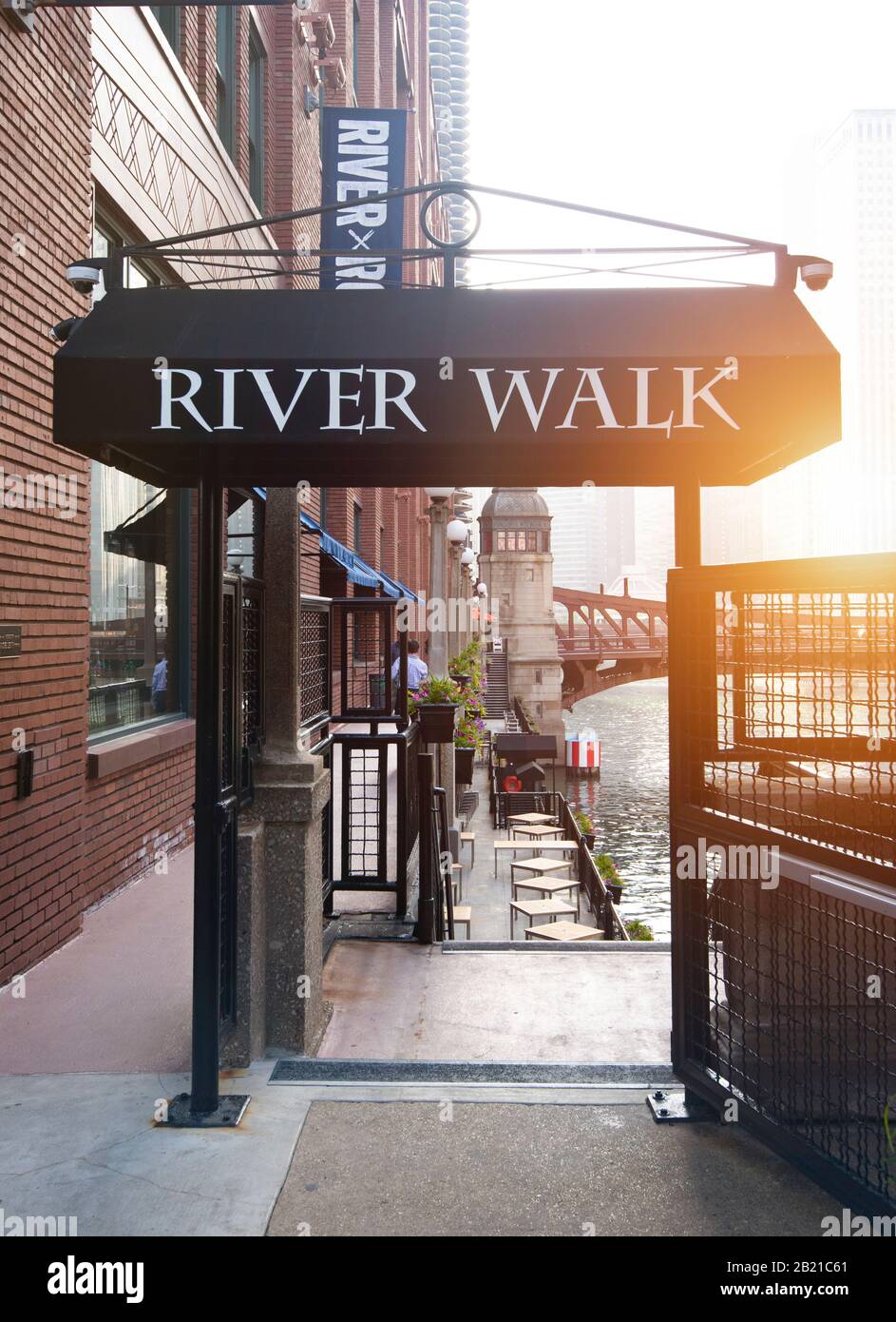 L'entrée de la promenade sur la rivière, avec un panneau supérieur et un soleil clair en début de matinée Banque D'Images