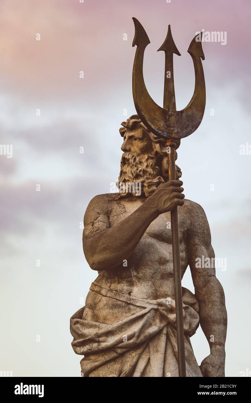 Sculpture de Neptune avec trident sous le ciel du coucher du soleil Banque D'Images