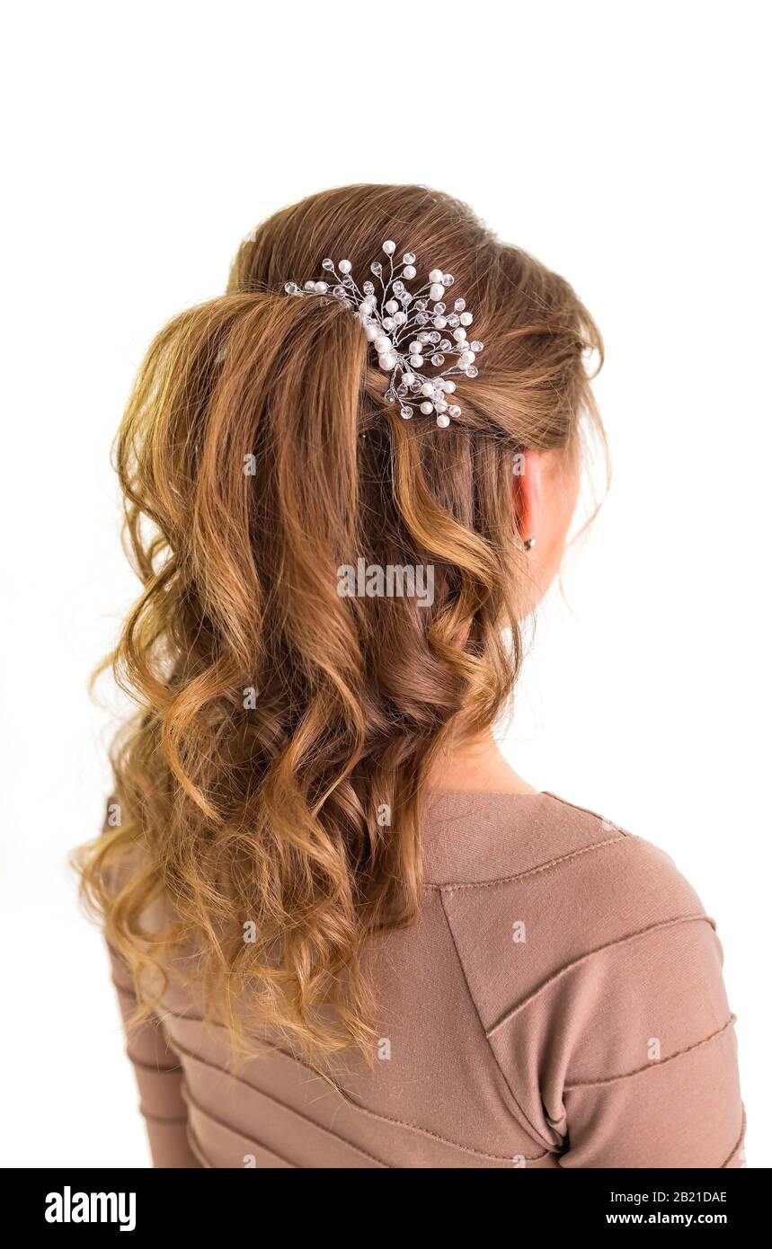 Coupe des boucles d'ondes. Coiffure sur cheveux blond femme avec de longs cheveux sur un fond blanc. Services de coiffure professionnels.coiffage, fabrication Banque D'Images