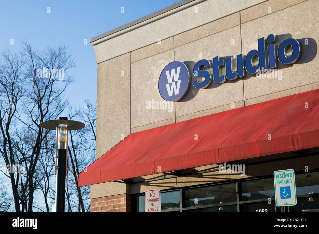 Un logo à l'extérieur d'un studio Weight Watchers à Waldorf, Maryland, le 27 février 2020. Banque D'Images