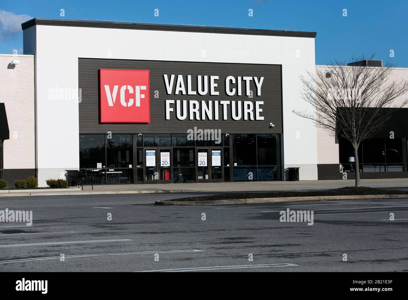 Un logo à l'extérieur d'un magasin de détail Value City Furniture (VCF) situé à Waldorf, dans le Maryland, le 27 février 2020. Banque D'Images