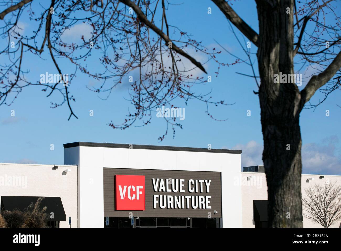 Un logo à l'extérieur d'un magasin de détail Value City Furniture (VCF) situé à Waldorf, dans le Maryland, le 27 février 2020. Banque D'Images