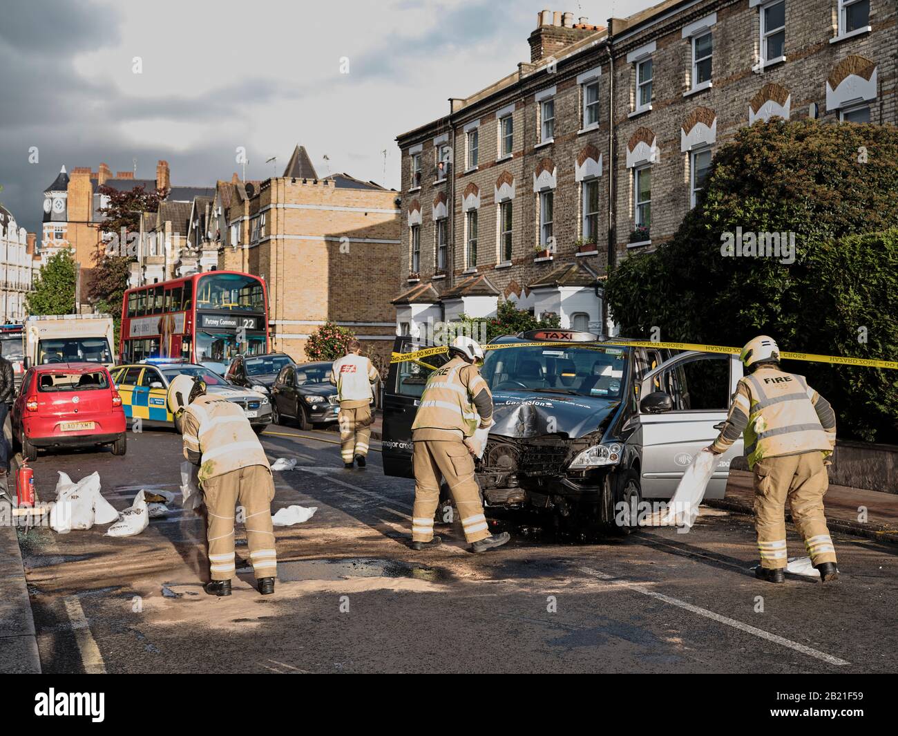 Accident de la circulation routière, avec présence d'une équipe d'incendie, Lower Richmond Road Putney, Londres Banque D'Images