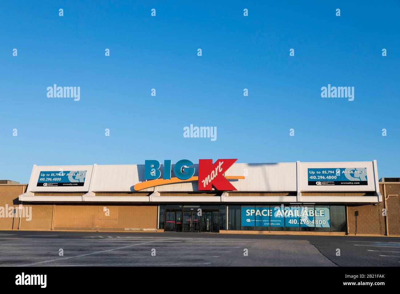 Un panneau « espace Disponible » à l'extérieur d'un magasin de détail Big Kmart fermé et abandonné à Baltimore, Maryland, le 22 février 2020. Banque D'Images