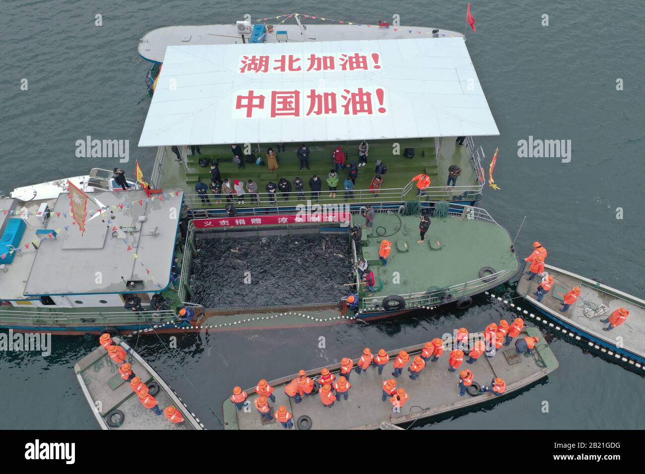 40 poissonnistes ont attrape 50 milliers de poissons catty et ont fait don de l'argent pour aider les travailleurs médicaux à lutter contre la pneumonie du coronavirus à Hangzhou, Zhejiang, Chine le 27 février 2020.(photo de TPG/cnsphotos) (photo de Top photo/Sipa USA) Banque D'Images