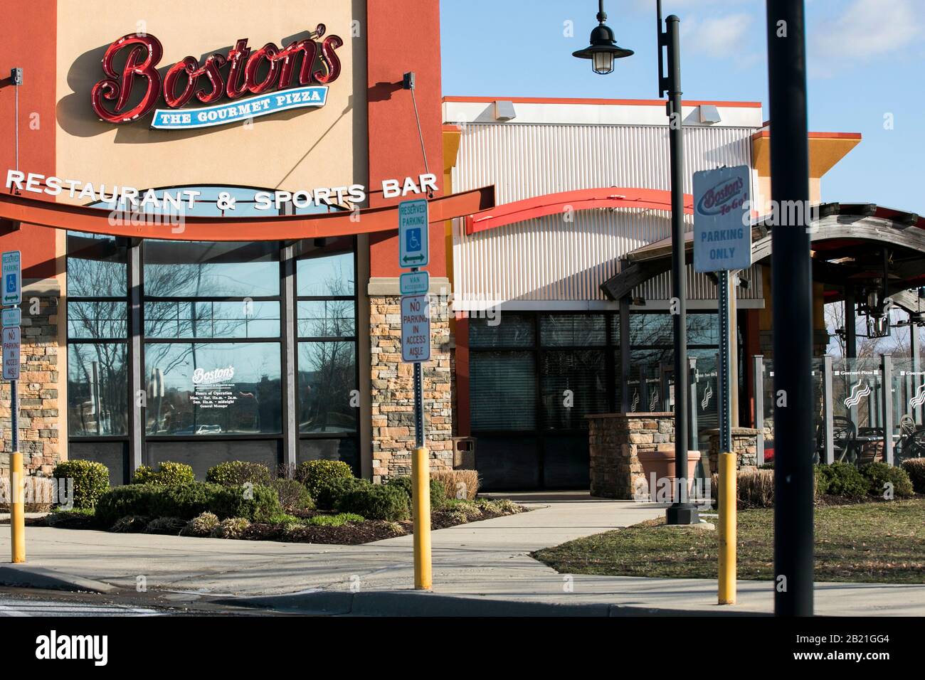 Un logo à l'extérieur d'une Boston Pizza, Boston's The Gourmet Pizza Restaurant and Sports Bar restaurant situé à Waldorf, Maryland, le 27 février, Banque D'Images