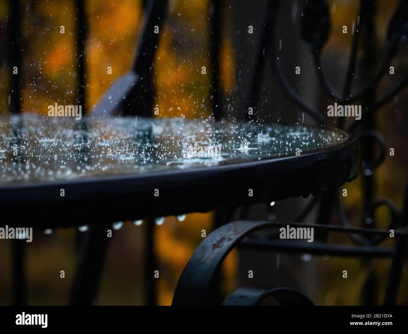 Gouttes de pluie sur une table Banque D'Images