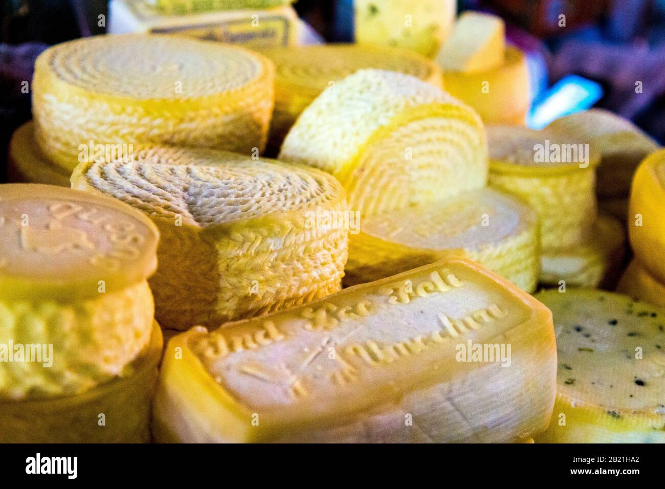 Pile de fromages artisanaux péruviens Cajamarca au marché de San Pedro, Cusco, Vallée Sacrée, Pérou Banque D'Images