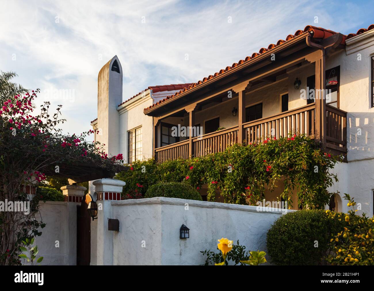 Magnifique maison de Californie avec un jardin paysager personnalisé et un jardin avec une variété de plantation. Extrait d'un espace public en février 2020. Banque D'Images