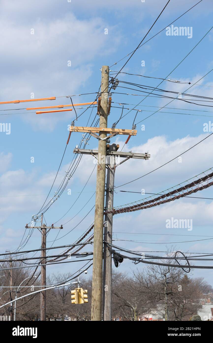 Séquence d'images d'un poteau électrique en bois remplacé, prise au cours de plusieurs jours. Banque D'Images