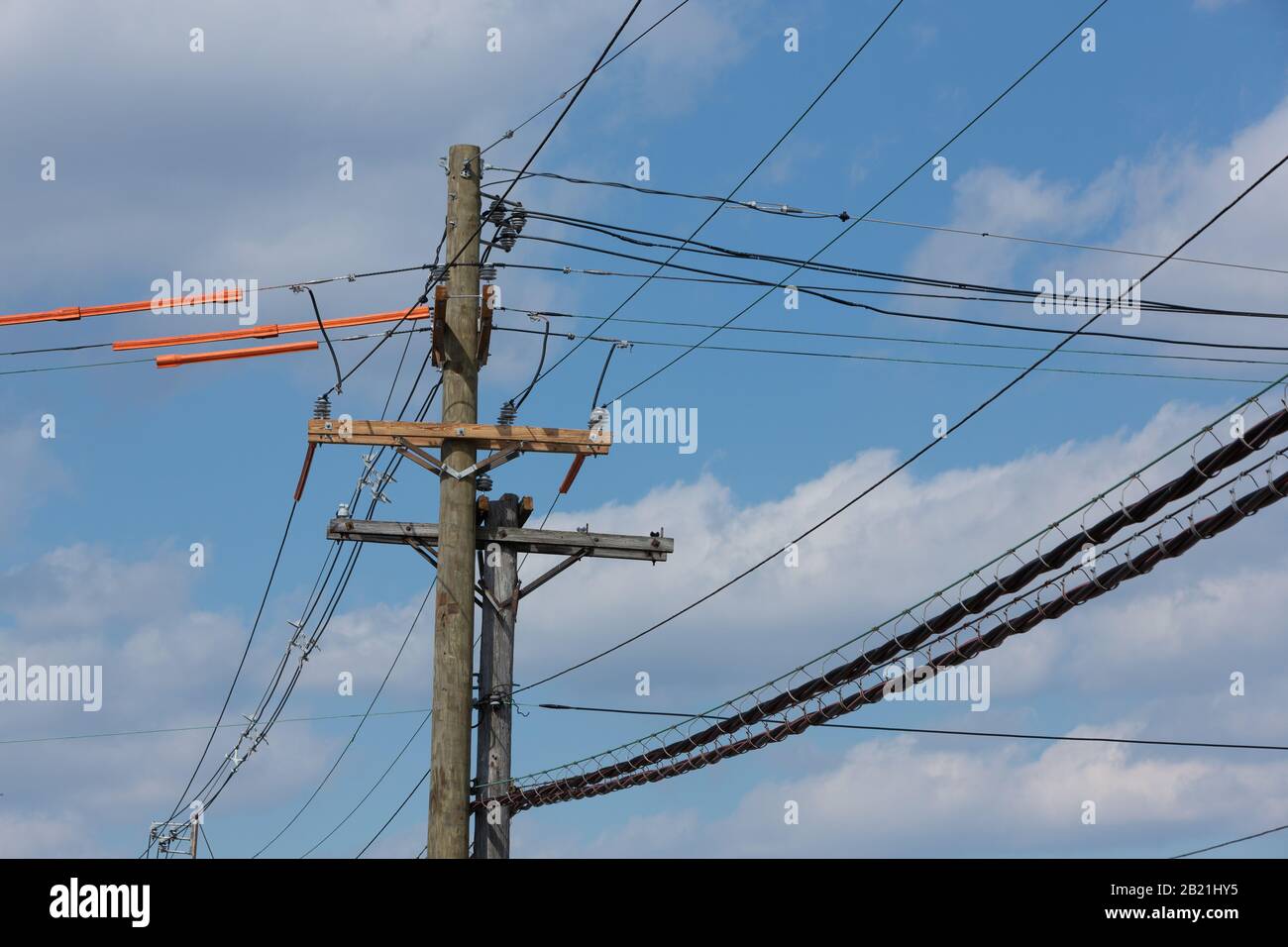 Séquence d'images d'un poteau électrique en bois remplacé, prise au cours de plusieurs jours. Banque D'Images