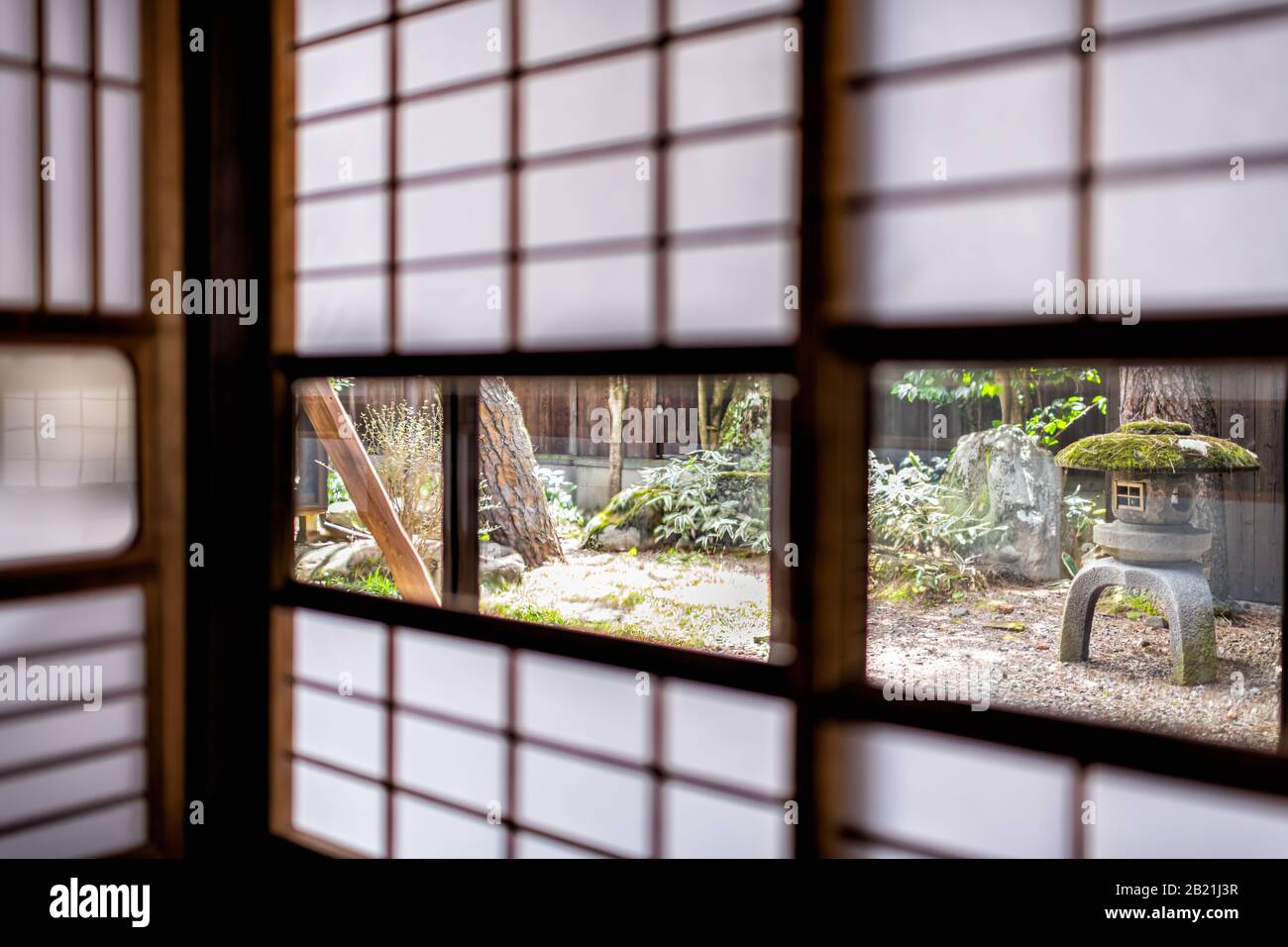 Maison japonaise traditionnelle ryokan hôtel onsen au Japon avec portes coulissantes en papier shoji et fenêtre en verre au jardin vert Banque D'Images